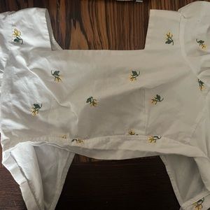 Cropped top with puff sleeves and tie in the back